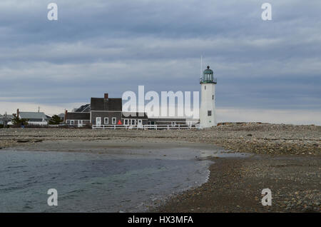 Malerische Ansichten der alten Scituate Licht an einem steinigen Strand. Stockfoto