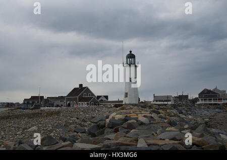 Scituate Licht mit großen Steinen auf einem Scituate Strand. Stockfoto