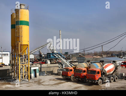 St. Petersburg, Russland - 27. April 2009: Ein konkretes Batchverarbeitung Pflanze für Transportbeton Beton LKW, industrielle Produktionscharge Beton, Beton Werk Stockfoto