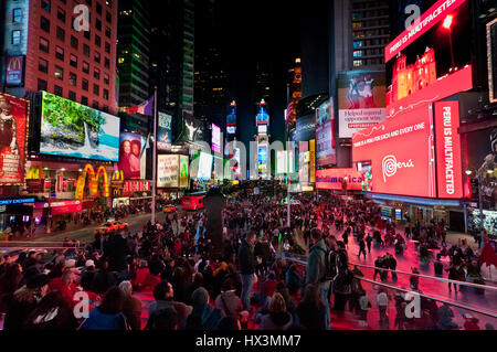 New York City, USA - 20. November 2011: Menschen am Times Square in New York bei Nacht am 20. November 2011. An der Kreuzung Broadway und der 7. aven Stockfoto