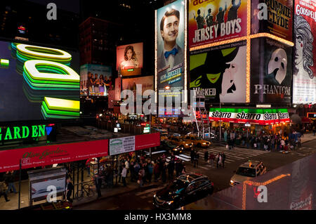New York, NY, USA - 20. November 2011: Nachtverkehr in Times Square in New York City. Riesige Plakate Werbung Broadway Theater Produktionen ad Stockfoto