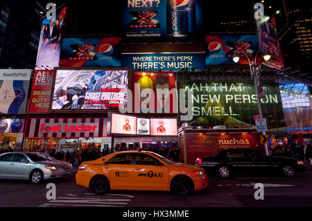 New York City, USA - 20. November 2011: Beleuchtete Fassaden des Broadway mit dichten Verkehr und kommerzielle Atmosphäre nahe dem Times Square in Midtown Manha Stockfoto