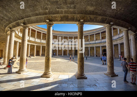 Atrium mit Spalten des Alhambra Palastes Charles V {Palacio de Carlos V) in La Alhambra. Granada, Spanien Stockfoto