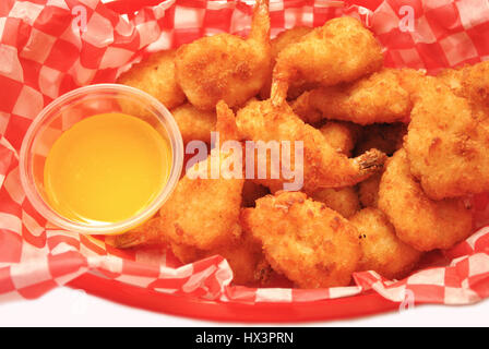 Frittierte Garnelen in einem Container Stockfoto