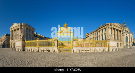 Versailles goldenen Palast Eingang, Symbol des Sonnenkönigs Louis XIV macht, France.Panoramic Ansicht. Stockfoto