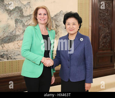 Peking, China. 24. März 2017. Chinese Vice Premier Liu Yandong (R) trifft sich mit Helle Thorning-Schmidt, Geschäftsführer von Save the Children International und ehemaligen dänischen Ministerpräsidenten, in Peking, Hauptstadt von China, 24. März 2017. Bildnachweis: Ding Lin/Xinhua/Alamy Live-Nachrichten Stockfoto