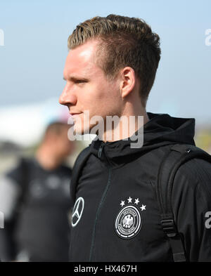 Düsseldorf, Deutschland. 24. März 2017. Fußballspieler Bernd Leno kommt für die Dpearture für das WM-Qualifikationsspiel zwischen Deutschland und Aserbaidschan am Flughafen in Düsseldorf, 24. März 2017. Foto: Marius Becker/Dpa/Alamy Live News Stockfoto