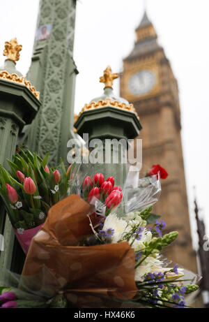 London, UK. 24. März 2017. Westminster-Terror-Anschlag im Zentrum von London.  Florale Hommagen an die Opfer sind zu sehen auf Westminster Bridge, zwei Tage nach dem März 22 Westminster Terror-Anschlag in central London, Großbritannien am 24. März 2017. Bildnachweis: Han Yan/Xinhua/Alamy Live-Nachrichten Stockfoto