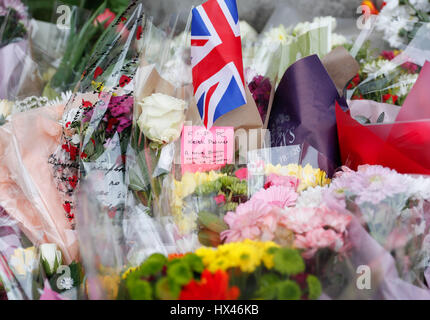 London, UK. 24. März 2017. Westminster-Terror-Anschlag im Zentrum von London.  Florale Hommagen an die Opfer gelten außerhalb der Houses of Parliament, zwei Tage nach dem März 22 Westminster Terror-Anschlag in central London, Großbritannien am 24. März 2017. Bildnachweis: Han Yan/Xinhua/Alamy Live-Nachrichten Stockfoto