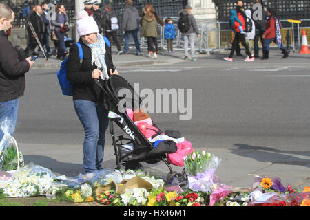 London, UK. 24. März 2017. Mitglieder des öffentlichen Hommage an die Opfer der Terroranschläge mit Blumen und persönliche Mitteilungen von unterstützen Credit: Amer Ghazzal/Alamy Live-Nachrichten Stockfoto