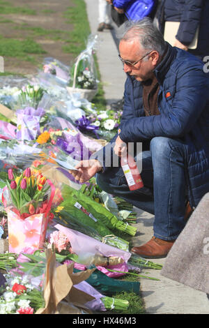 London, UK. 24. März 2017. Mitglieder des öffentlichen Hommage an die Opfer der Terroranschläge mit Blumen und persönliche Mitteilungen von unterstützen Credit: Amer Ghazzal/Alamy Live-Nachrichten Stockfoto