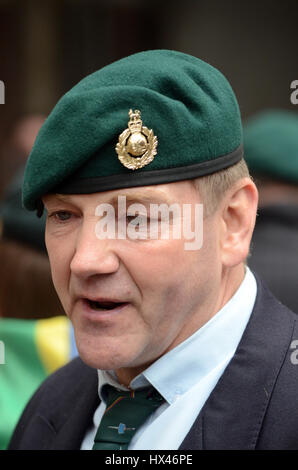 London, UK. 24. März 2017. Anhänger der Sgt Blackman außerhalb der Royal Court of Justice warten auf den revidierten Satz. Bildnachweis: JOHNNY ARMSTEAD/Alamy Live-Nachrichten Stockfoto