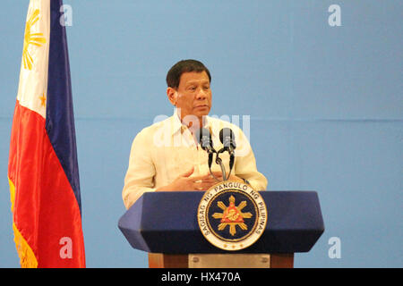 Manila, Philippinen. 24. März 2017. Philippinische Präsident Rodrigo Duterte spricht auf einer Tagung der Föderation der Filipino-chinesischen Handelskammern und Industrie (FFCCCII) in Manila, Philippinen, 24. März 2017. Philippinische Präsident Rodrigo Duterte sagte Freitag, dass er seine zweite Reise nach China Mai dieses Jahres freut sich zur Teilnahme an den "Ein Gürtel, eine Straße" Gipfel durch die chinesische Regierung organisiert. Bildnachweis: Wang Yu/Xinhua/Alamy Live-Nachrichten Stockfoto