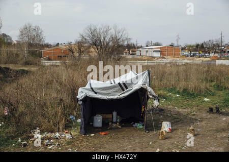 RD März. Subotica, Serbien. 23. März 2017. Handgefertigte unterstand der pakistanische Flüchtlinge leben in den Dschungel in der Stadt Subotica Credit: Krystian Maj/ZUMA Draht/Alamy Live News Stockfoto