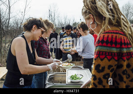 RD März. Subotica, Serbien. 23. März 2017. Lieferung Mision NRO Helfer bietet Nahrung für die Flüchtlinge in den Dschungel in der Stadt Subotica Credit: Krystian Maj/ZUMA Draht/Alamy Live News Stockfoto