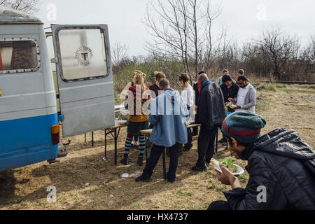 RD März. Subotica, Serbien. 23. März 2017. Lieferung Mision NRO Helfer bietet Nahrung für die Flüchtlinge in den Dschungel in der Stadt Subotica Credit: Krystian Maj/ZUMA Draht/Alamy Live News Stockfoto