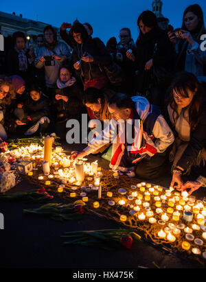 Menschen in London und rund um die Welt zu Ehren der Opfer und die betroffenen durch den Terroranschlag in Westminster während einer Kerze Kerzen beleuchtete Vigil am Trafalgar Square. Stockfoto