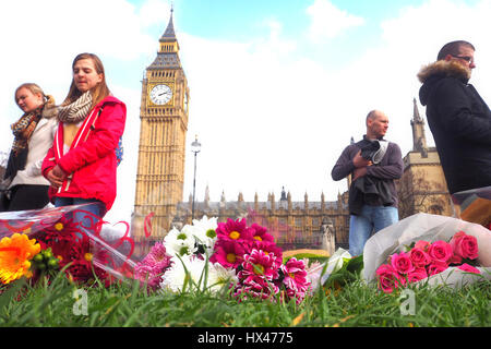 London, UK. 24. März 2017. Blume-Hommagen zu sammeln, gegenüber der Houses of Parliament in Gedenken an den Terroranschlag von 22. März 2017 Credit: Brian Minkoff/Alamy Live News Stockfoto