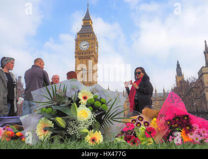 London, UK. 24. März 2017. Blume-Hommagen zu sammeln, gegenüber der Houses of Parliament in Gedenken an den Terroranschlag von 22. März 2017 Credit: Brian Minkoff/Alamy Live News Stockfoto