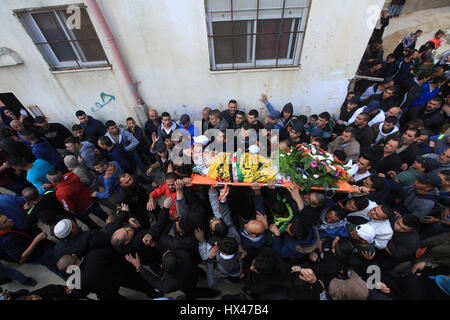 Ramallah, Mideast. 24. März 2017. Trauernde tragen den Körper des palästinensischen jungen Mann Mahmoud Hattab, 17, während seiner Beerdigung im Jalazoun Flüchtlingslager in der Nähe von der Westbank Ramallah am 24. März 2017. Die palästinensischen Gesundheitsministeriums sagte israelische Soldaten den 17-j hrige Palästinenser getötet und verletzt andere drei. Bildnachweis: Xinhua/Alamy Live-Nachrichten Stockfoto