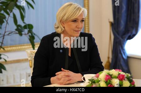 Moskau, Russland. 24. März 2017. Französische Front National Kandidat Marine Le Pen während einer außerplanmäßigen Sitzung mit russischen Präsidenten Vladimir Putin im Kreml 24. März 2017 in Moskau, Russland. Das Treffen wird voraussichtlich Brennstoff Ängste in Europa über die russische Unterstützung der Europäischen Rechten. Bildnachweis: Planetpix/Alamy Live-Nachrichten Stockfoto