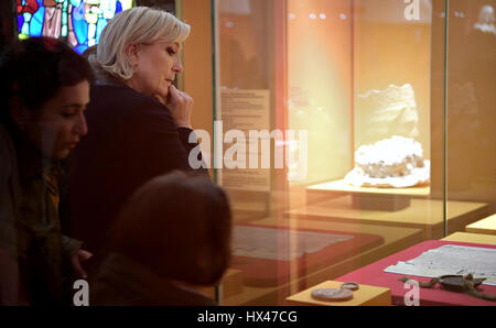 Moskau, Russland. 24. März 2017. Führer der nationalen Front und französischen Präsidentschaftskandidaten Marine Le Pen, tourt die Ausstellung Saint Louis und die Reliquien der Sainte-Chapelle im Palazzo Patriarchen vor dem Treffen mit dem russischen Präsidenten 24. März 2017 in Moskau, Russland. Bildnachweis: Planetpix/Alamy Live-Nachrichten Stockfoto