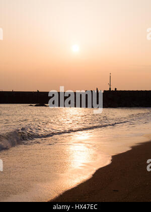 West Bay, Dorset, UK. 24. März 2017. Die Cloud schließlich löscht und diesig, aber sonniger Nachmittag folgt. Mit einem Wetter hoch folgen und wärmere Temperaturen erwartet an diesem Wochenende. © Dan Tucker/Alamy Live-Nachrichten Stockfoto