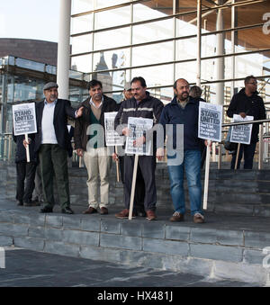 Cardiff, UK. 24. März 2017. Mahnwache gehalten außerhalb der Senedd in Cardiff von Glaubensgemeinschaften zu zeigen Solidarität mit den Opfern des Terroranschlags Westminster und verurteilen diese Gewalt. Taz Rahman/Alamy Live-Nachrichten Stockfoto