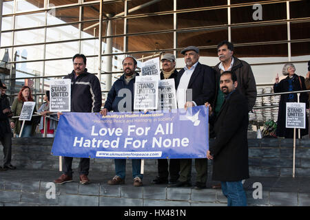 Cardiff, UK. 24. März 2017. Mahnwache gehalten außerhalb der Senedd in Cardiff von Glaubensgemeinschaften zu zeigen Solidarität mit den Opfern des Terroranschlags Westminster und verurteilen diese Gewalt. Taz Rahman/Alamy Live-Nachrichten Stockfoto