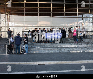 Cardiff, UK. 24. März 2017. Mahnwache gehalten außerhalb der Senedd in Cardiff von Glaubensgemeinschaften zu zeigen Solidarität mit den Opfern des Terroranschlags Westminster und verurteilen diese Gewalt. Taz Rahman/Alamy Live-Nachrichten Stockfoto