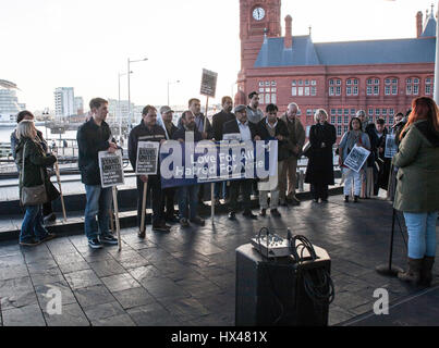 Cardiff, UK. 24. März 2017. Mahnwache gehalten außerhalb der Senedd in Cardiff von Glaubensgemeinschaften zu zeigen Solidarität mit den Opfern des Terroranschlags Westminster und verurteilen diese Gewalt. Taz Rahman/Alamy Live-Nachrichten Stockfoto