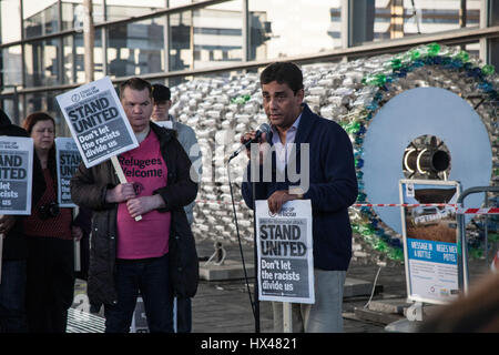 Cardiff, UK. 24. März 2017. Mahnwache gehalten außerhalb der Senedd in Cardiff von Glaubensgemeinschaften zu zeigen Solidarität mit den Opfern des Terroranschlags Westminster und verurteilen diese Gewalt. Taz Rahman/Alamy Live-Nachrichten Stockfoto