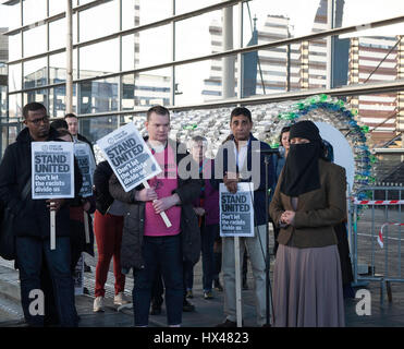 Cardiff, UK. 24. März 2017. Mahnwache gehalten außerhalb der Senedd in Cardiff von Glaubensgemeinschaften zu zeigen Solidarität mit den Opfern des Terroranschlags Westminster und verurteilen diese Gewalt. Taz Rahman/Alamy Live-Nachrichten Stockfoto