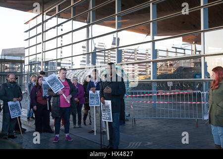 Cardiff, UK. 24. März 2017. Mahnwache gehalten außerhalb der Senedd in Cardiff von Glaubensgemeinschaften zu zeigen Solidarität mit den Opfern des Terroranschlags Westminster und verurteilen diese Gewalt. Taz Rahman/Alamy Live-Nachrichten Stockfoto