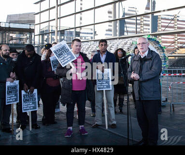 Cardiff, UK. 24. März 2017. Mahnwache gehalten außerhalb der Senedd in Cardiff von Glaubensgemeinschaften zu zeigen Solidarität mit den Opfern des Terroranschlags Westminster und verurteilen diese Gewalt. Taz Rahman/Alamy Live-Nachrichten Stockfoto