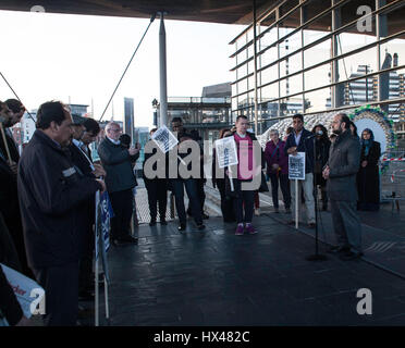 Cardiff, UK. 24. März 2017. Mahnwache gehalten außerhalb der Senedd in Cardiff von Glaubensgemeinschaften zu zeigen Solidarität mit den Opfern des Terroranschlags Westminster und verurteilen diese Gewalt. Taz Rahman/Alamy Live-Nachrichten Stockfoto