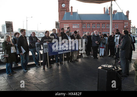 Cardiff, UK. 24. März 2017. Mahnwache gehalten außerhalb der Senedd in Cardiff von Glaubensgemeinschaften zu zeigen Solidarität mit den Opfern des Terroranschlags Westminster und verurteilen diese Gewalt. Taz Rahman/Alamy Live-Nachrichten Stockfoto