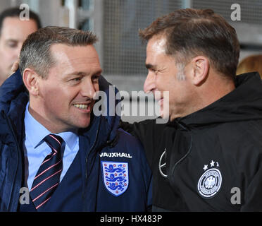 Wiesbaden, Deutschland. 24. März 2017. U21 Männer Fußballspiel: Deutschland vs. England in der BRITA-Arena in Wiesbaden, Deutschland, 24. März 2017. Deutschlands Manager Stefan Kuntz (R) und Englands Manager großer Aidy Boothroyd einander vor dem Spiel. Foto: Arne Dedert/Dpa/Alamy Live-Nachrichten Stockfoto