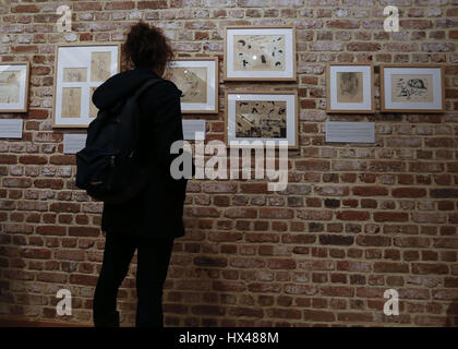 Brüssel, Belgien. 24. März 2017. Ein Besucher besucht eine Comic-Werke Ausstellung von belgischen Zeichner Peyo (Pierre Culliford) in Brüssel, 24. März 2017. Peyo bekannt auf der ganzen Welt als der Schöpfer der "Schlümpfe". Bildnachweis: Ye Pingfan/Xinhua/Alamy Live-Nachrichten Stockfoto