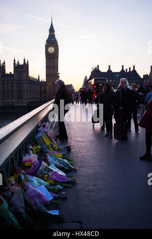 London, UK. 24. März 2017. Floral Tribute und persönliche Nachrichten werden von Mitgliedern der Öffentlichkeit über die Westminster Bridge platziert, wie Menschen den Opfern des Terrors im Herzen von Westminster Credit Tribut zollen: Amer Ghazzal/Alamy Live-Nachrichten Stockfoto