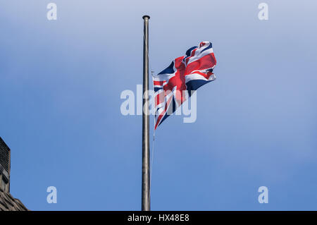 London, UK. 24. März 2017. Union Jack-Flagge auf Halbmast auf das Portcullis House nach dem Terroranschlag. Bildnachweis: Marcin Rogozinski/Alamy Live-Nachrichten Stockfoto