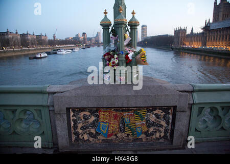 London, UK. 24. März 2017. Floral Tribute Westmister Brücke Folowing Mittwoch Angriff auf Westminster. Khalid Masood fuhr ein Auto in Fußgänger auf Westminster Bridge, bevor Sie weitermachen, PC Keith Palmer tödlich zu erstechen. Bildnachweis: Thabo Jaiyesimi/Alamy Live-Nachrichten Stockfoto