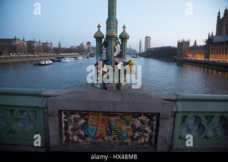 London, UK. 24. März 2017. Floral Tribute Westmister Brücke Folowing Mittwoch Angriff auf Westminster. Khalid Masood fuhr ein Auto in Fußgänger auf Westminster Bridge, bevor Sie weitermachen, PC Keith Palmer tödlich zu erstechen. Bildnachweis: Thabo Jaiyesimi/Alamy Live-Nachrichten Stockfoto