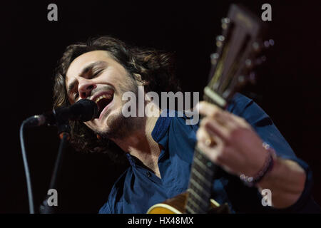 Edinburgh, UK. 24. März 2017. Jack Savoretti führt auf der Bühne in Usher Hall in Edinburgh, UK. Roberto Ricciuti/Alamy Live-Nachrichten Stockfoto