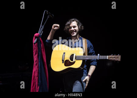 Edinburgh, UK. 24. März 2017. Jack Savoretti führt auf der Bühne in Usher Hall in Edinburgh, UK. Roberto Ricciuti/Alamy Live-Nachrichten Stockfoto