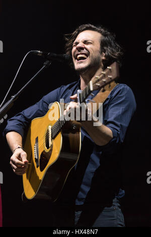 Edinburgh, UK. 24. März 2017. Jack Savoretti führt auf der Bühne in Usher Hall in Edinburgh, UK. Roberto Ricciuti/Alamy Live-Nachrichten Stockfoto