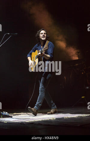 Edinburgh, UK. 24. März 2017. Jack Savoretti führt auf der Bühne in Usher Hall in Edinburgh, UK. Roberto Ricciuti/Alamy Live-Nachrichten Stockfoto