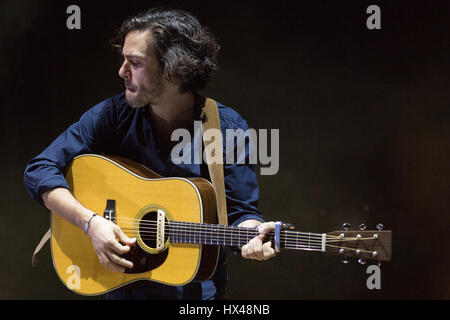 Edinburgh, UK. 24. März 2017. Jack Savoretti führt auf der Bühne in Usher Hall in Edinburgh, UK. Roberto Ricciuti/Alamy Live-Nachrichten Stockfoto