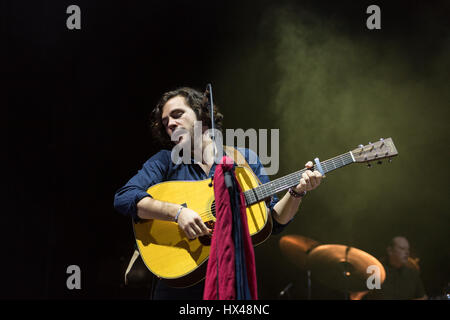 Edinburgh, UK. 24. März 2017. Jack Savoretti führt auf der Bühne in Usher Hall in Edinburgh, UK. Roberto Ricciuti/Alamy Live-Nachrichten Stockfoto