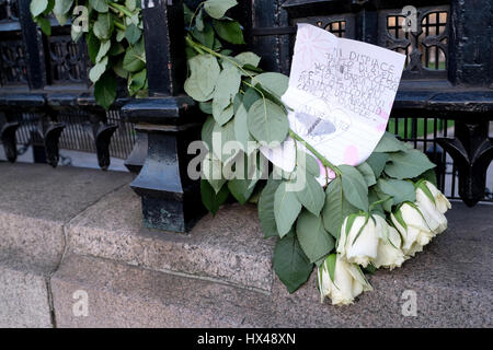 London, UK. 24. März 2017. Floral Tribute und Nachrichten für die Opfer des Westminster Terror Angriff, Westminster, London. © ZEN - Zaneta Razaite / Alamy Live News Stockfoto